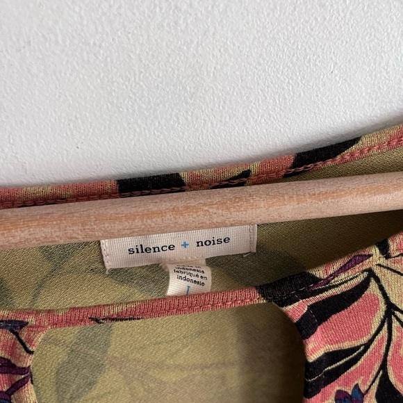 UO Silence+Noise Floral Boho Wrap Long Sleeve Top - Picture 4 of 6